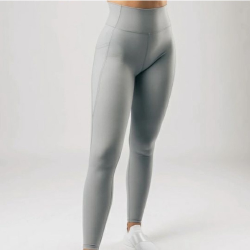 Alphalete Leggings in Light Grey